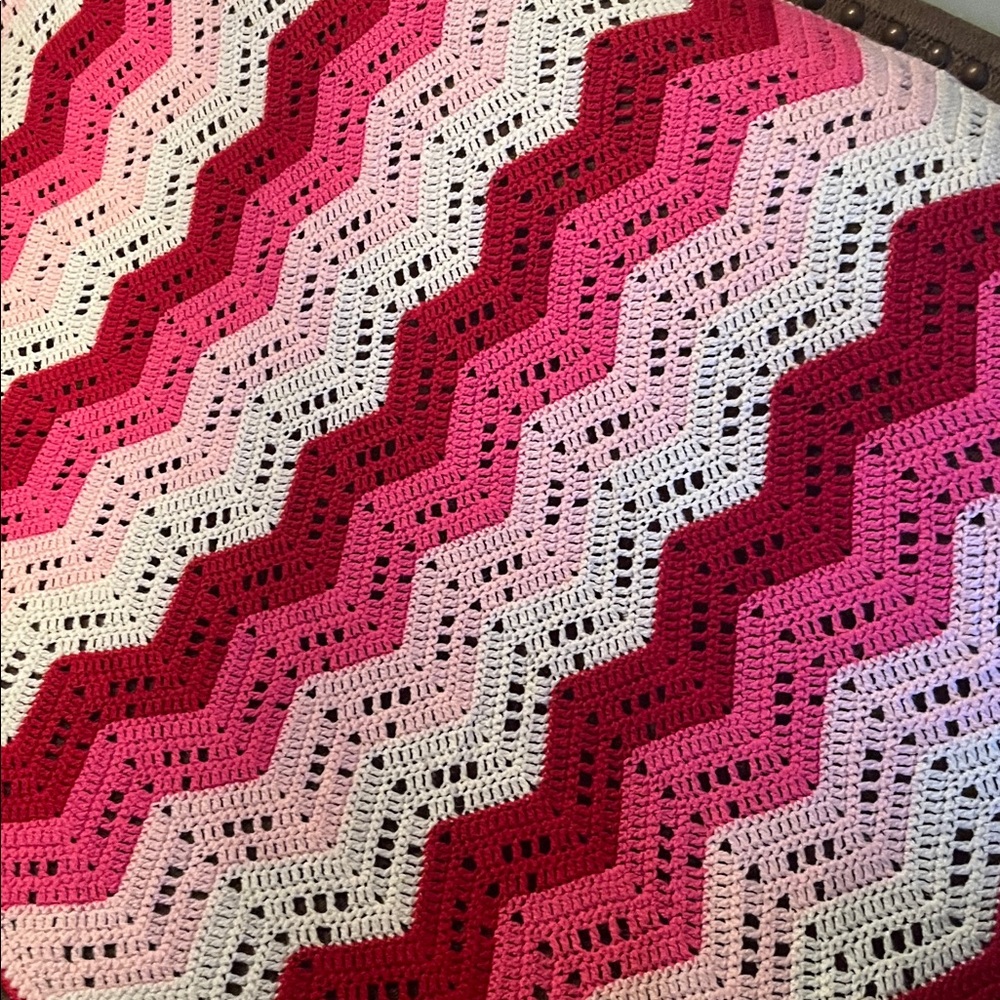 😄Hand made wool blanket crocheted pinks